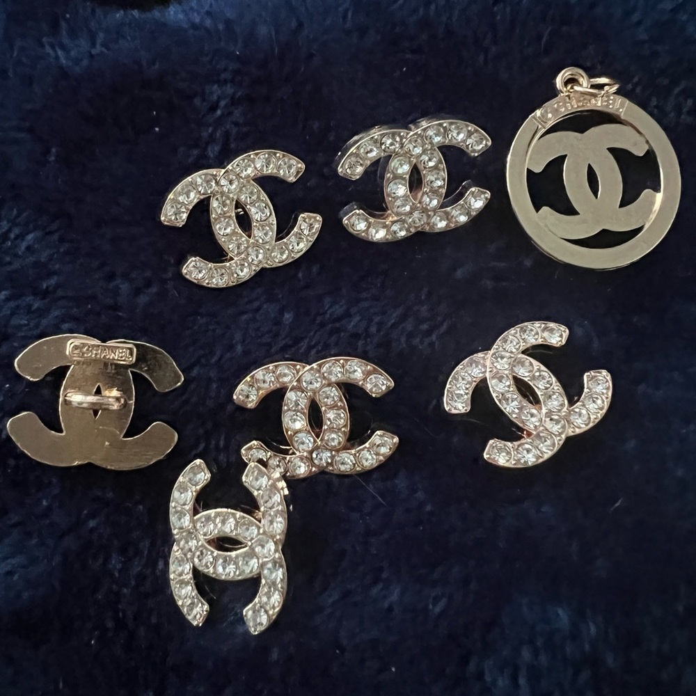 Cc-(set of 6) 19mm-Logo shape gold-metal/ faux crystal embellishment/shanked/👀😉 - Picture 5 of 9